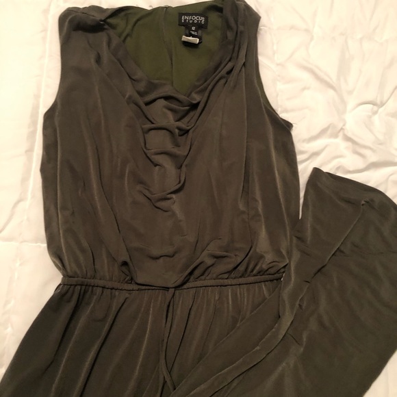 SOLD- Green jumpsuit - Picture 4 of 4